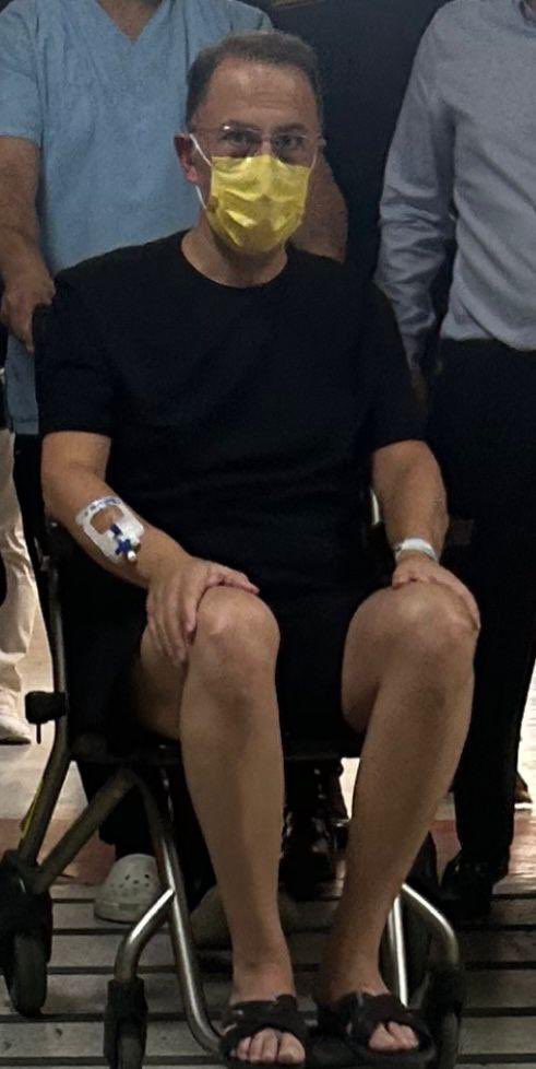 Beylikdüzü Belediye Başkanı’nın bir süredir kanser tedavisi gördüğü biliniyordu.
Başkanın hastanede çekilen ve tekerlekli sandalyede, kolunda tedaviye ilişkin tıbbi müdahale izleri bulunan son görüntüsü paylaşıldı