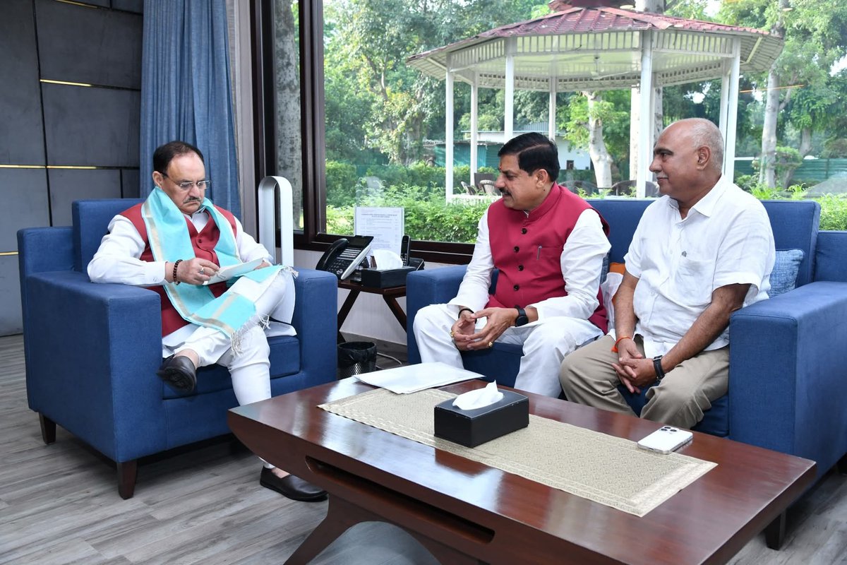 संगठन गढ़े चलो, सुपंथ पर बढ़े चलो।
भला हो जिसमें देश का, वो काम सब किए चलो॥

<a href="/AmitShah/">Amit Shah</a> <a href="/JPNadda/">Jagat Prakash Nadda</a> <a href="/DrMohanYadav51/">Dr Mohan Yadav</a> <a href="/Hkhandelwal1964/">Hemant Khandelwal</a>