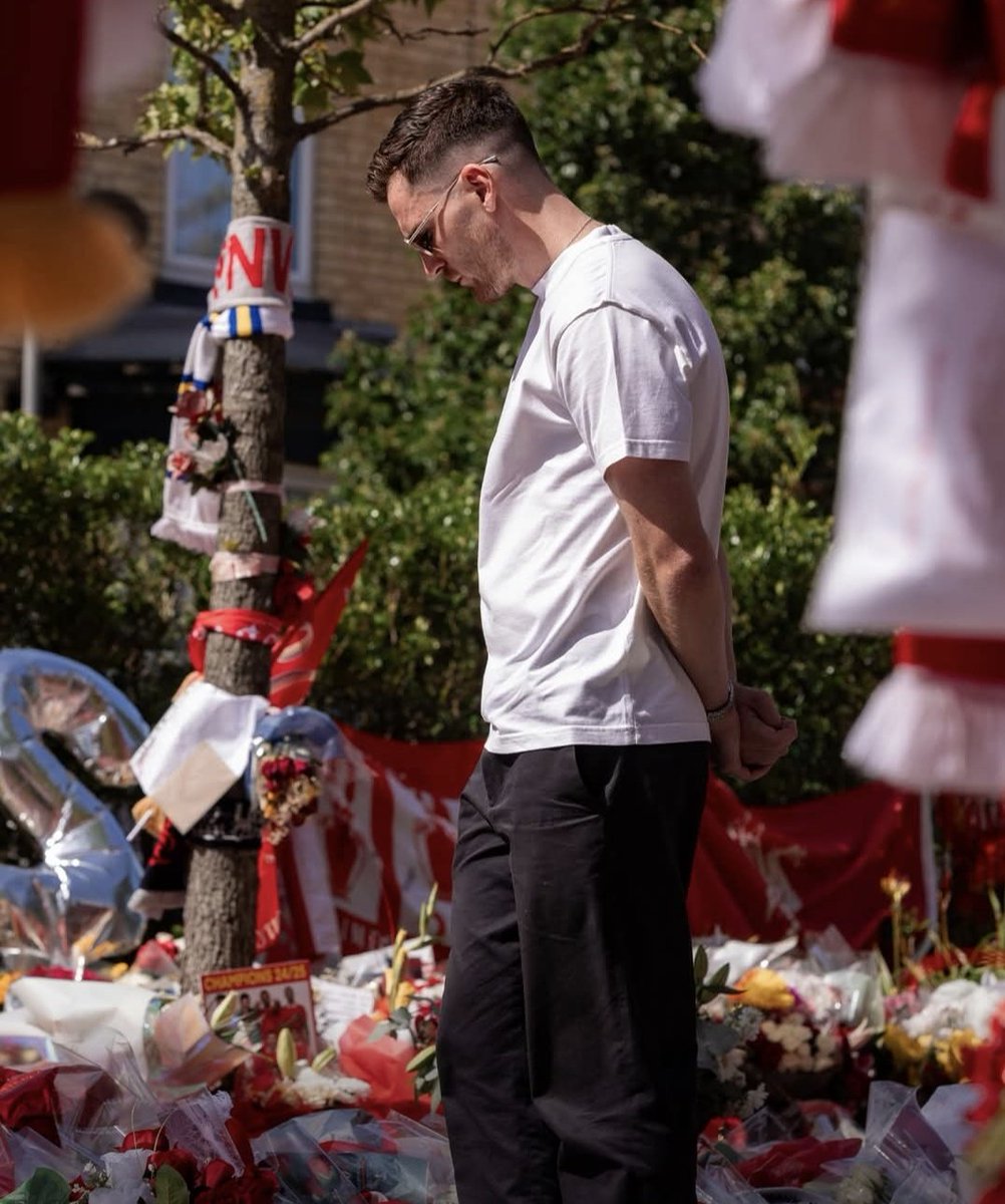 Andybrawn6's tweet photo. A broken man lost his best pal and a brother in the team 💔 YNWA https://t.co/fLXAJn6CPO