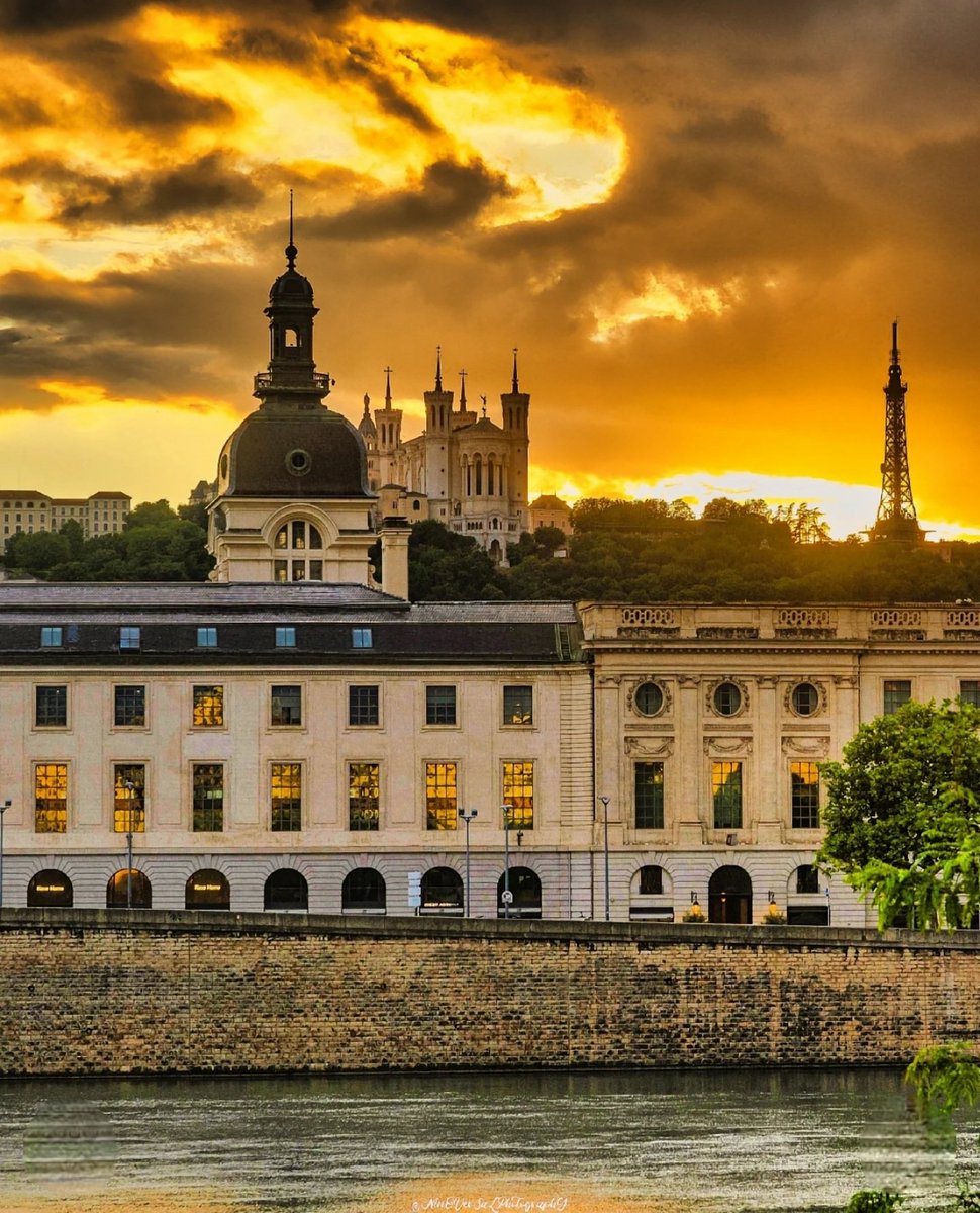 À l'approche d'une  vague pluvieuse, le ciel de Lyon a revêtu un aspect magnifique , se métamorphosant en une aquarelle vibrante de couleurs enchanteresses qui se déploient au-dessus de Lugdunum 🦁

Par ©️ Ninoversalphotography
(Instagram /Facebook)

#Lyon #sunset