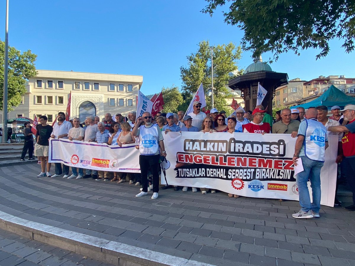 BursatarM's tweet image. Halkın iradesi gasp edilemez! Baskılara boyun eğmeyeceğiz!
Gün, boyun eğme günü değil; ayağa kalkma, birlikte direnme günüdür!
Yaşasın örgütlü mücadelemiz✊️ Yaşasın @KESK1995 Yaşasın @TARIM_ORKAM_SEN