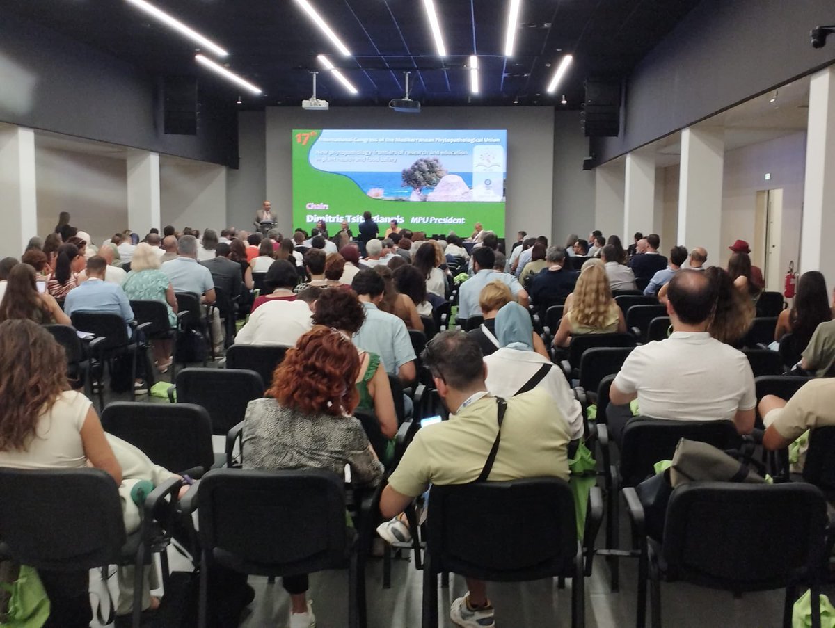 CICYTEX's tweet image. Nuestra investigadora 👩🔬 Laura Martín del Área de Protección Vegetal de CICYTEX abrió este 8 de julio la jornada sobre Enfermedades vasculares y de la madera de la vid 🩺🍇en el👇
✅17th Congreso Internacional de la Unión Mediterránea de Fitopatología🪲
🛜cicytex.juntaex.es/-/17th-congres…