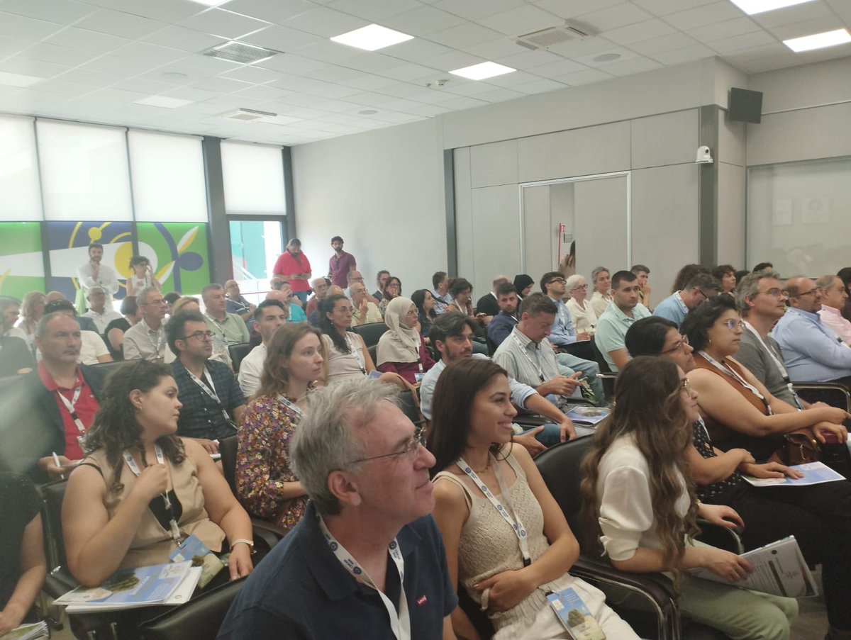 CICYTEX's tweet image. Nuestra investigadora 👩🔬 Laura Martín del Área de Protección Vegetal de CICYTEX abrió este 8 de julio la jornada sobre Enfermedades vasculares y de la madera de la vid 🩺🍇en el👇
✅17th Congreso Internacional de la Unión Mediterránea de Fitopatología🪲
🛜cicytex.juntaex.es/-/17th-congres…