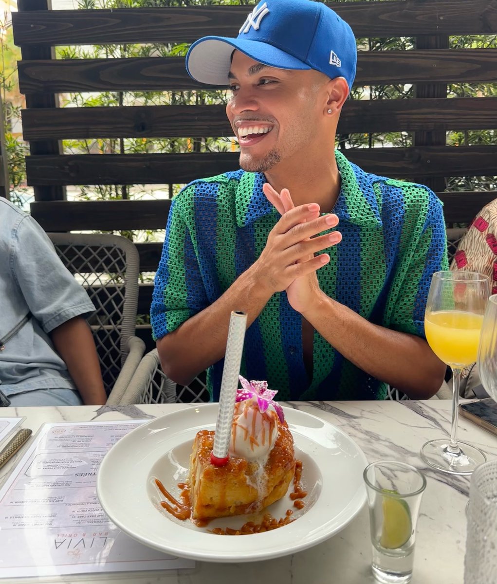 markxmitch's tweet photo. another lap around the sun. 🎈🎉 https://t.co/KDRIEGTLBB