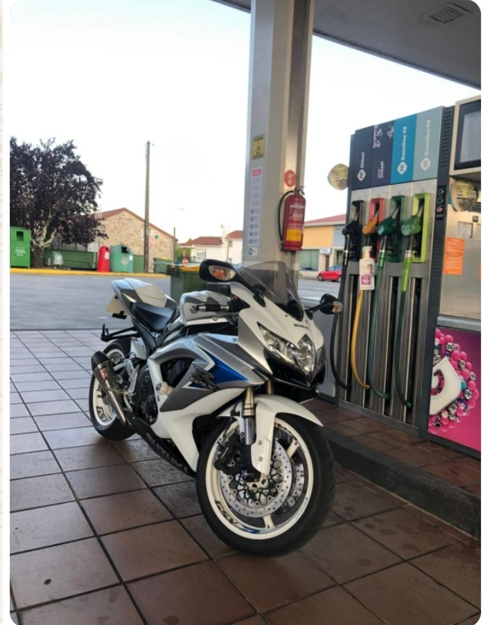 Han robado esta moto ayer por la noche el 8/7/2025 entre las 10 de la noche y las 6 de ese día en Rua Tarrio número 13, Brión; Cerca de Santiago de Compostela. Aparcada en garaje. Matriícula 8993GDR. Tiene montado un escape Yoshimura. Se agradece difusión.