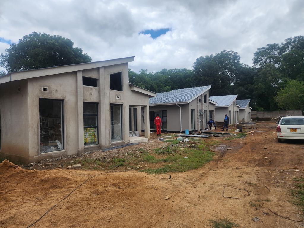 LloydMukanwa's tweet photo. @UrbanBuilderszw We’ve executed numerous skillion roof installations, favored for their cost efficiency and structural simplicity; however, their long-term performance hinges on adhering to proper specifications and support systems. For spans over 10 meters, shortcuts can lead to premature structural issues such as sagging or movement within six months. Following proper specs [timber sizes] technical standards is essential for durability, load distribution, and overall roof stability.