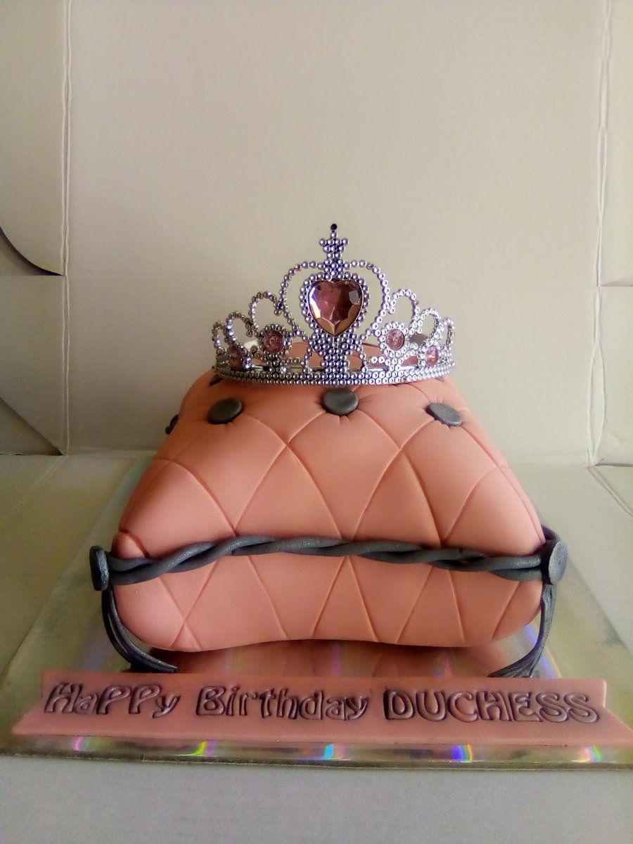 bellastreatsug's tweet image. Freshly baked, delicious, customized cakes for all occasions is what you get when your order Bella's Treats🎂
0775 194090 is the number to call/WhatsApp #Ugandan #baker  #cake #celebratemoments