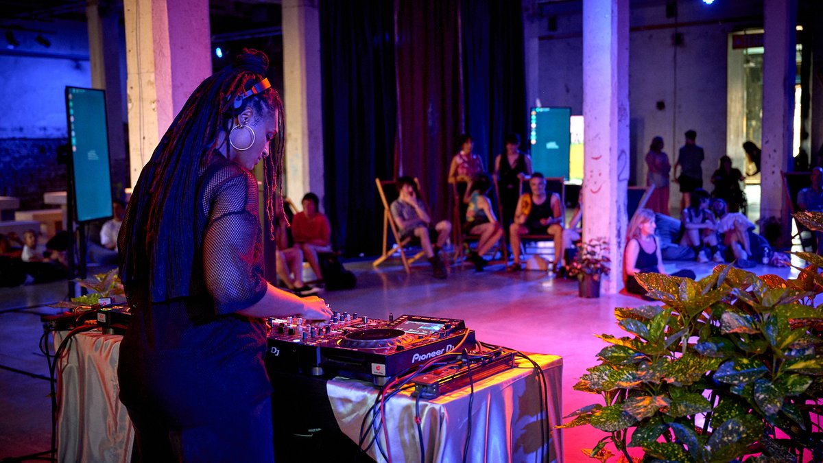 📢El espacio de bienestar ‘Un cuarto de estar para la ciudad’ llega a <a href="/mataderomadrid/">mataderomadrid</a>

📍En La Nave Una hasta el 31 de julio, de martes a domingo, de 12:00 a 21:00 horas

🎛️🎶DJ sets, paisajes sonoros, proyecciones, talleres y lecturas

👉informate.madrid.es/grnls2