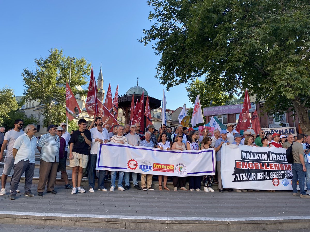 dgdbursa's tweet image. 🚩 Gün gelecek, devran dönecek AKP halka hesap verecek!
Halkın iradesini gasp edenlere karşı Fomara Meydanı’nda sesimizi yükselttik.
