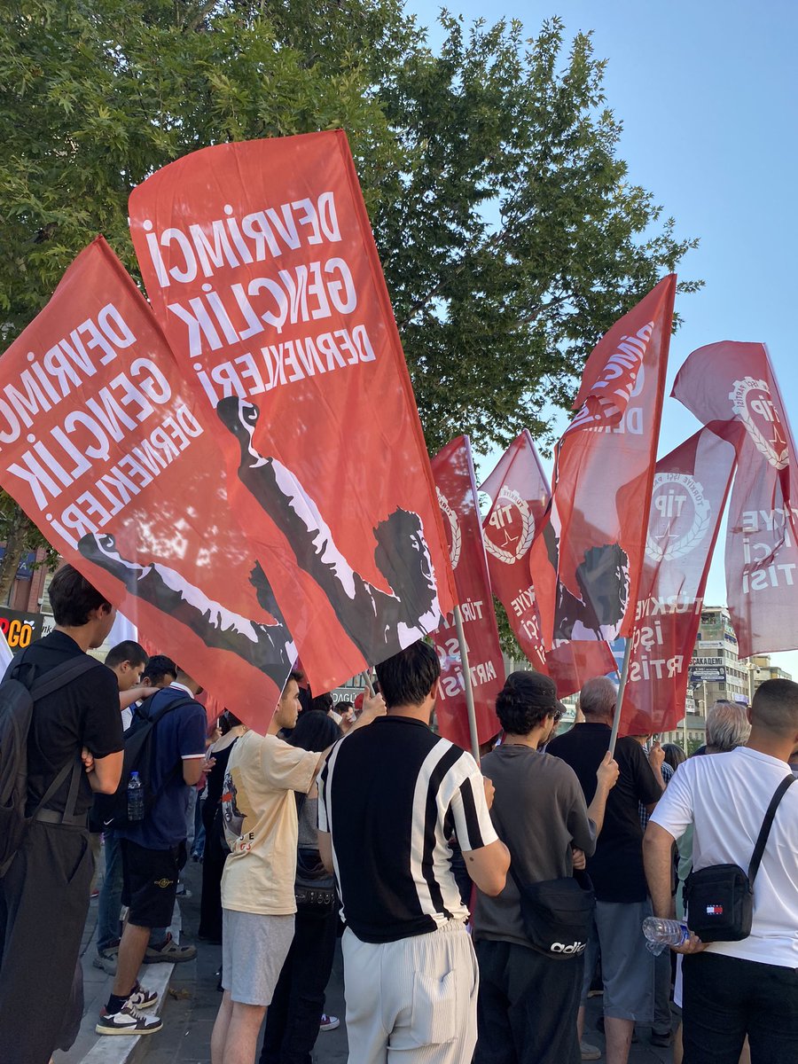 dgdbursa's tweet image. 🚩 Gün gelecek, devran dönecek AKP halka hesap verecek!
Halkın iradesini gasp edenlere karşı Fomara Meydanı’nda sesimizi yükselttik.