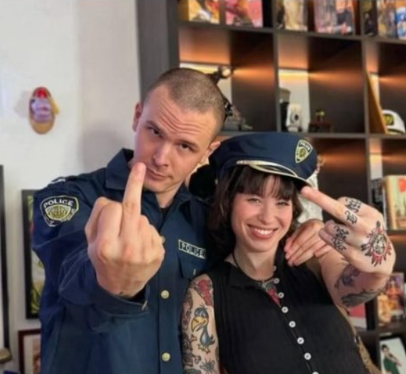 SillyTheEnemy's tweet photo. @AnisaTheGreasy Throwin ya husband under the bus https://t.co/JgfqtoOq5J