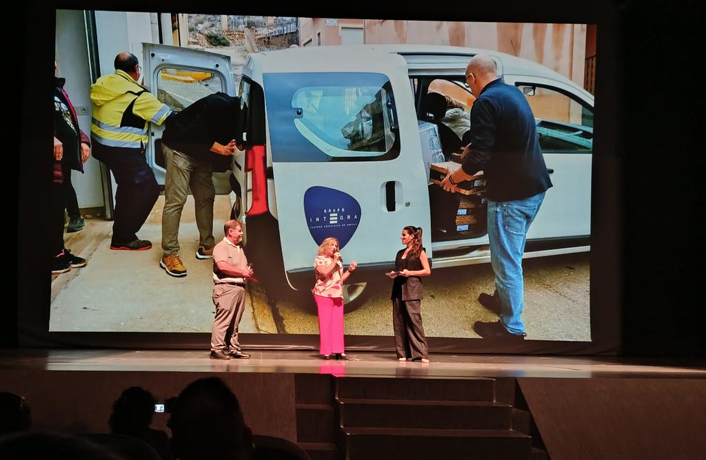 “Detrás de cada historia de ayuda hay un rostro, una voz, un corazón que ha resistido, que ha cuidado y que también ha necesitado cuidado”. Así ha dado paso nuestra maestra de ceremonias <a href="/Lezcanoiris/">Iris Lezcano</a> a Mª Carmen y José, los primeros homenajeados de #LaHuellaSocial