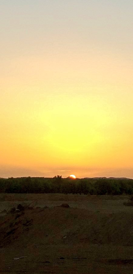 !!لا يوجد فرق كبير 
بين الشرق والغرب 
والجنوب والشمال 
فمهما كانت وجهتك 
يجب ...أن 
تجعل الرحلة التي تقوم بها 
رحلة في داخلك 
فإذا سافرت في داخلك 
فسيكون بوسعك 
إجتياز العالم الشاسع وما وراءه.!💙
#تصويري 
#قصة_الغروب 
#مساء_الخير