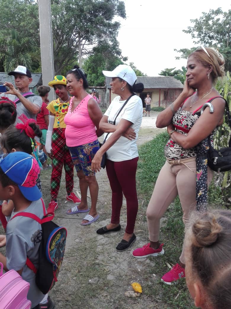 CNC TV Granma (@cnctvgranma) on Twitter photo #NiqueroEn26 El proyecto infantil Atrapa Sueños del cine Sierra Maestra de #Niquero, realiza recorrido por las comunidades del consejo popular Urbano Sur como parte de las actividades del verano.
<a href="/BorgesOlivero/">Carlos Borges Oliveros</a>
<a href="/DiazCanelB/">Miguel Díaz-Canel Bermúdez</a>
<a href="/YudelkisOrtizB/">Yudelkis Ortiz Barceló</a> #NiqueroEn26 El proyecto infantil Atrapa Sueños del cine Sierra Maestra de #Niquero, realiza recorrido por las comunidades del consejo popular Urbano Sur como parte de las actividades del verano.
<a href="/BorgesOlivero/">Carlos Borges Oliveros</a>
<a href="/DiazCanelB/">Miguel Díaz-Canel Bermúdez</a>
<a href="/YudelkisOrtizB/">Yudelkis Ortiz Barceló</a>
