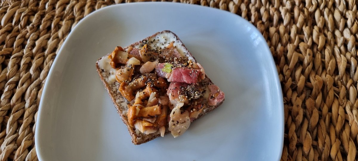 Kanttrarelli-pekoni-kevätsipulileipä mustapippurilla maustettuna Kämpillä 21,90 €