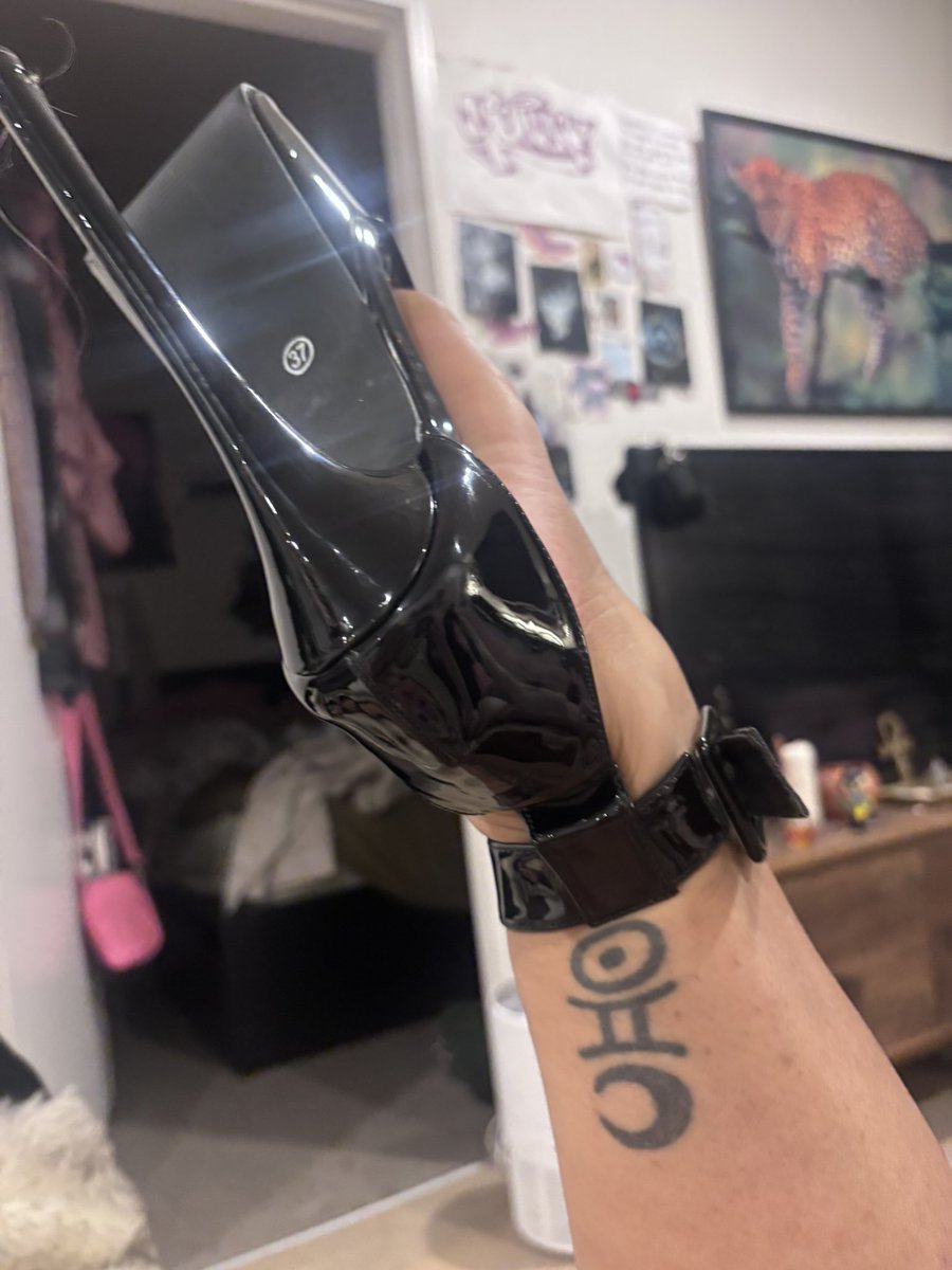 saskiablue_'s tweet photo. I am your femme fatale. #findomworship #goddess #contentqueen #queen #findom #payme #australiangirl #spoilme https://t.co/9j2Wt2j5ti