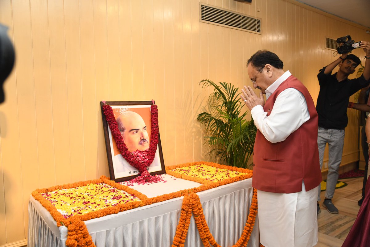 JPNadda's tweet image. आज नई दिल्ली में आयोजित श्रद्धेय डॉ. श्यामा प्रसाद मुखर्जी के जीवन पर्यन्त पर आधारित 'राष्ट्रवाद के आदिपुरुष' नाट्य की प्रस्तुतियां प्रेरक और मंत्रमुग्ध कर देने वाली हैं।
‘एक राष्ट्र, एक निशान, एक विधान’ के प्रणेता डॉ. श्यामा प्रसाद मुखर्जी जी के लिए देशहित सर्वोपरि था। उन्होंने…