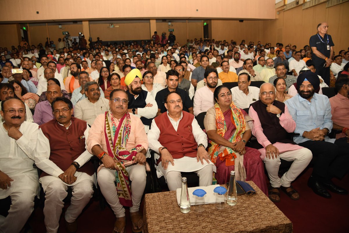 JPNadda's tweet image. आज नई दिल्ली में आयोजित श्रद्धेय डॉ. श्यामा प्रसाद मुखर्जी के जीवन पर्यन्त पर आधारित 'राष्ट्रवाद के आदिपुरुष' नाट्य की प्रस्तुतियां प्रेरक और मंत्रमुग्ध कर देने वाली हैं।
‘एक राष्ट्र, एक निशान, एक विधान’ के प्रणेता डॉ. श्यामा प्रसाद मुखर्जी जी के लिए देशहित सर्वोपरि था। उन्होंने…