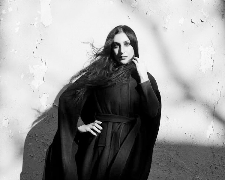 🎧 Marissa Nadler lança “Hatchet Man”, single do álbum ‘New Radiations’.

- "Hatchet Man" é sobre um personagem sinistro que traz uma mulher para casa - não para romance, mas para assassiná-la", disse Nadler sobre a canção.

🔗 tecoapple.com/2025/07/08/mar…