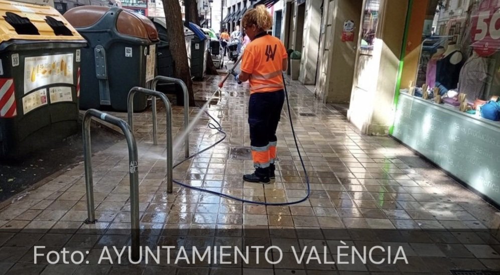 🦗Arriba l'estiu i la brutea, les plagues, i les males olors s'escampen pels nostres barris.

 ❌️El supercontracte de la neteja de 2023 està sent un fracàs.

🪣Necessitem més baldejos, contenidors i freqüència dels servicis.

 🫵¡DecidiX tindre una ciutat neta!