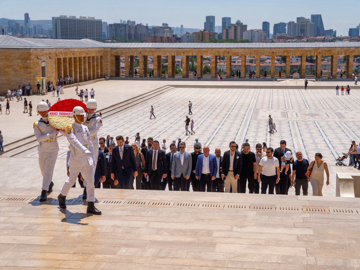 Hukukçu Fenerbahçeliler Derneği olarak ilk ziyaretimizi, Cumhuriyetimizin kurucusu, Ulu Önder Gazi Mustafa Kemal Atatürk’ün ebedi istirahatgâhı Anıtkabir’e gerçekleştirmekten onur duyduk.

Yalnızca bir milletin değil, çağdaş dünyanın da saygısını kazanmış büyük bir lider olarak