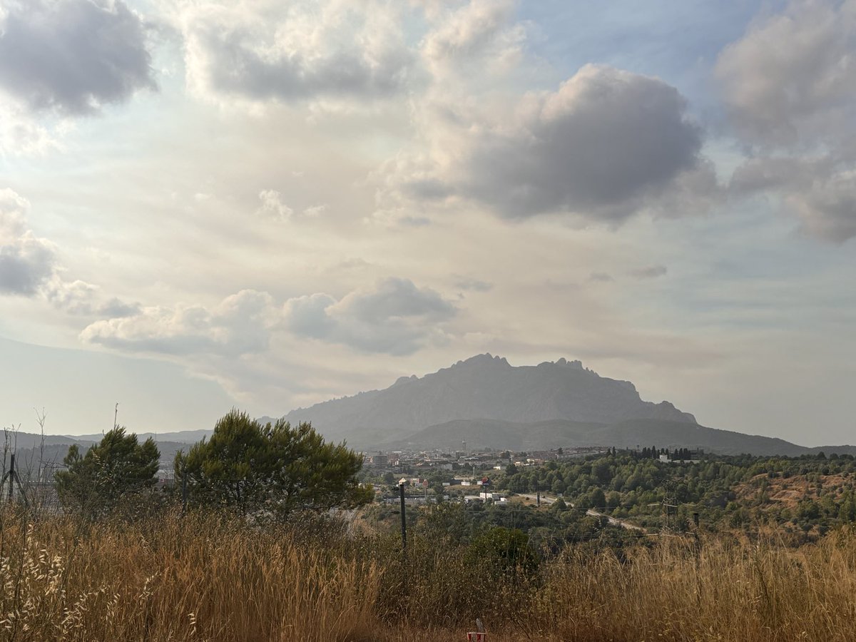 NuvolsI's tweet photo. #fum Sant Pere Sallavinera vist des d’ Abrera. Vessant esquerra de Montserrat, part de la columna
#anoia
#altaanoia https://t.co/jke8X4WEED
