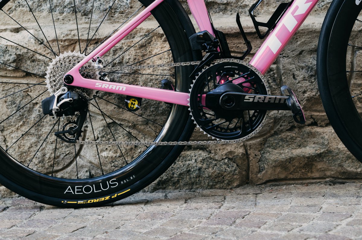 Special delivery for Anna Henderson of Lidl-Trek 🩷 

After a fabulous Giro d'Italia Women Stage 2 win, the pink kit and bike was earned!