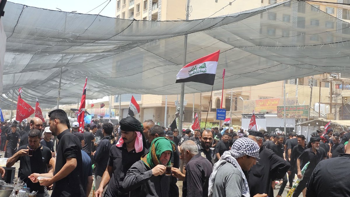 الله أكبر! لبيك يا حسين!

أولى الصور التي وصلتنا لظهور العلم العراقي الجديد في كربلاء المقدسة بأيدي زوار مولانا أبي عبد الله الحسين (عليه السلام).

نننتظر وصول بقية الصور والمقاطع المرئية، فيرجى من الجميع (أفرادا ومجموعات) وكل من شارك أو استطاع ملاحظة ظهور العلم الجديد الإسراع في