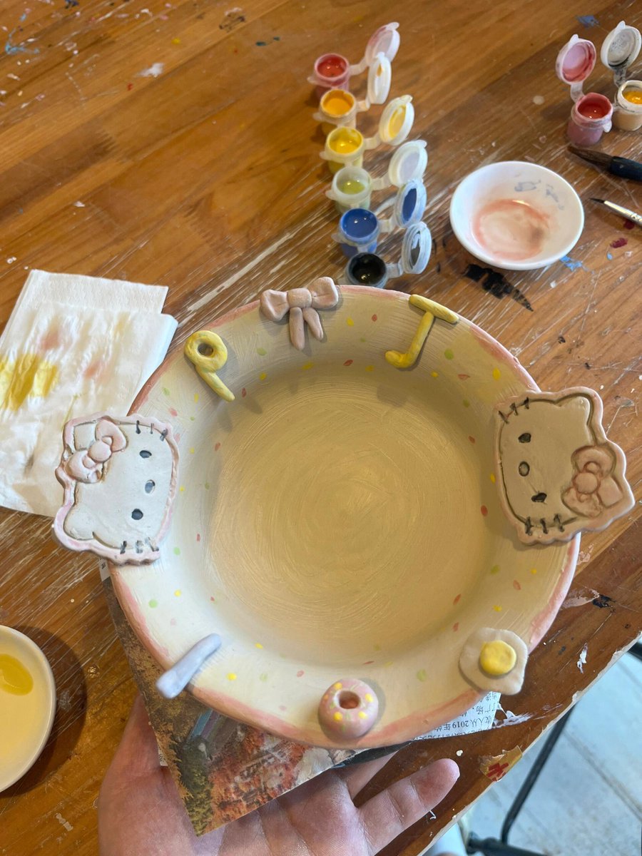 This is my first time making pottery. After thinking it over again, I still like it.🧏‍♀️