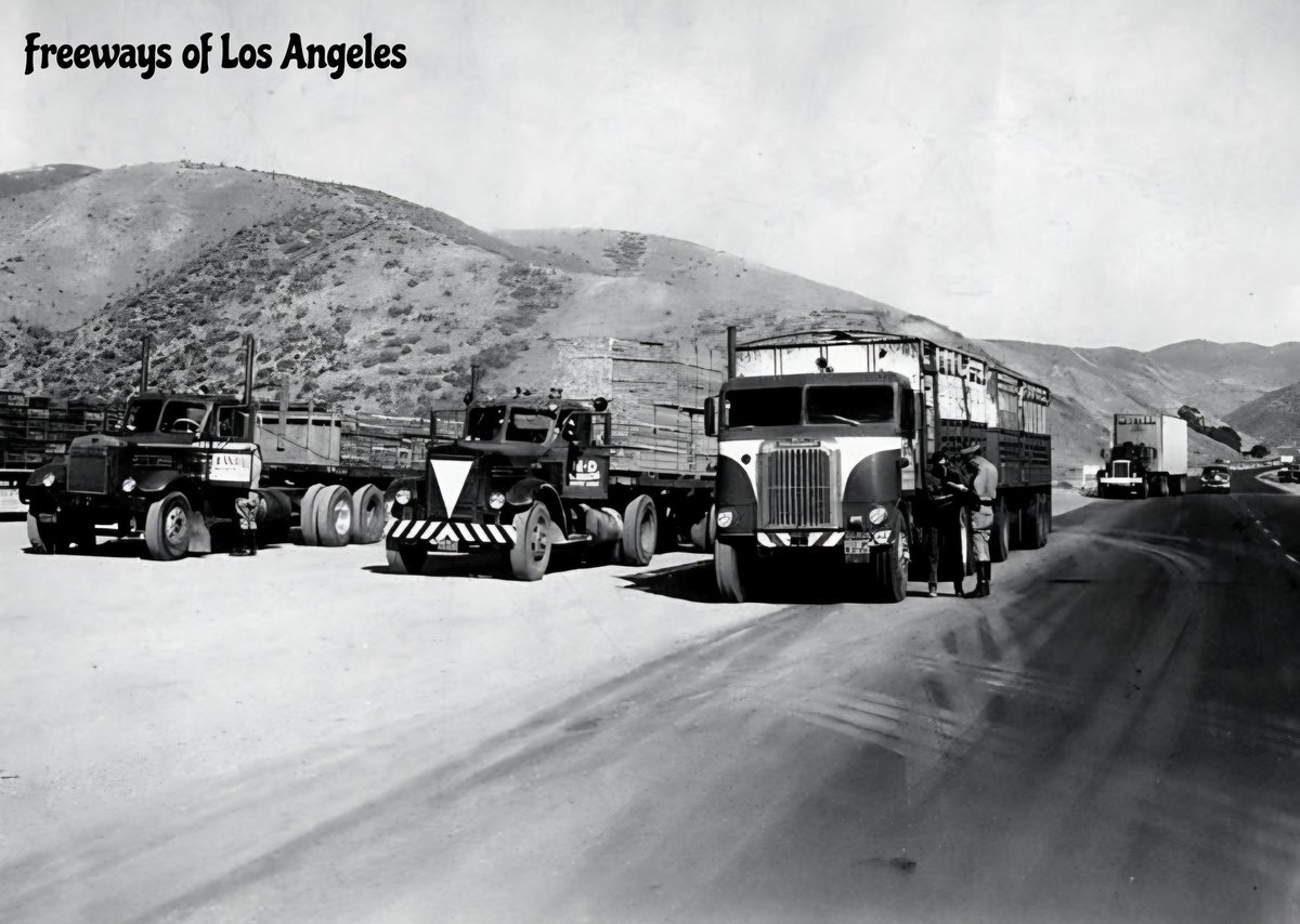 FreewaysLA's tweet image. 1956-Sept-13 - Highway Patrol brake check stop on Ridge Route Alt (US-99) in advance of steep 5-mile grade near Castaic (Valley Times Collection).
This roadway is now used exclusively for northbound I-5 traffic.
