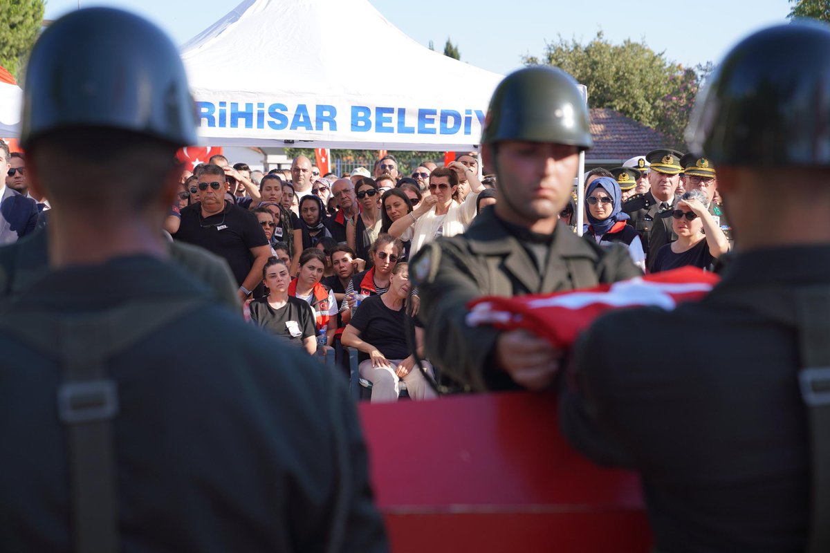 Piyade Astsubay Kıdemli Çavuş Fikret Mangura’yı dualarla sonsuzluğa uğurladık. 

Tüm şehitlerimize Allah’tan rahmet, ailelerine sabır diliyorum.

Milletimizin başı sağ olsun. 🇹🇷