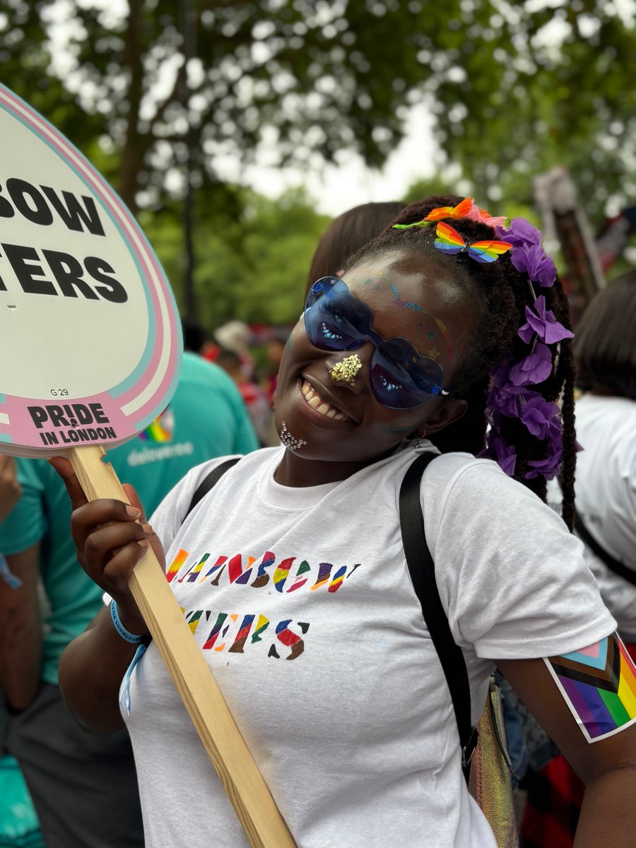4refugeewomen's tweet image. Favourites from our camera roll 😍📸
We had an amazing time at @PrideInLondon on Saturday!
Our Rainbow Sisters felt the love of the thousands of people who turned out and cheered us on. Thank you!💜
LGBTQ+ refugees welcome, always!🌈
See more: refugeewomen.co.uk/pride25/