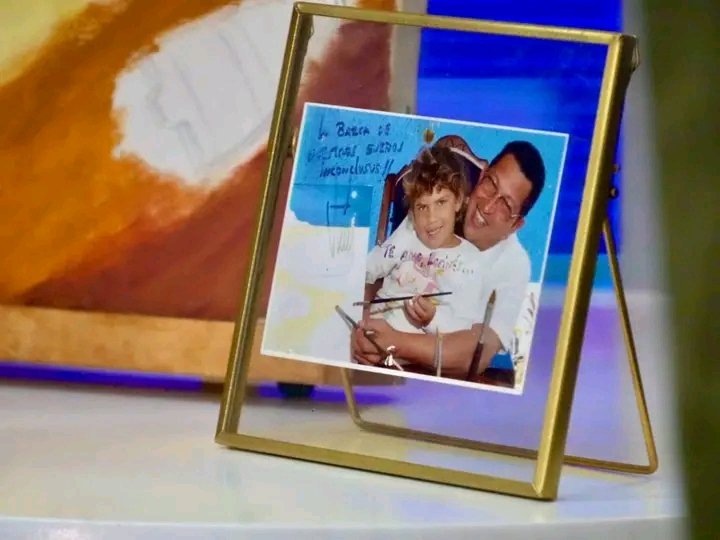 JORGE ARREAZA: 

"Rosines. Qué orgulloso debe estar tu padre. Eres: mujer, pueblo, batalla y poesía; eres una extensión de su llamarada ❤️‍🔥

Verte y escucharte en la <a href="/filven_cultura/">FILVEN</a> presentando tu libro de escritos para el Comandante, para tu papá, fue sencillamente conmovedor"