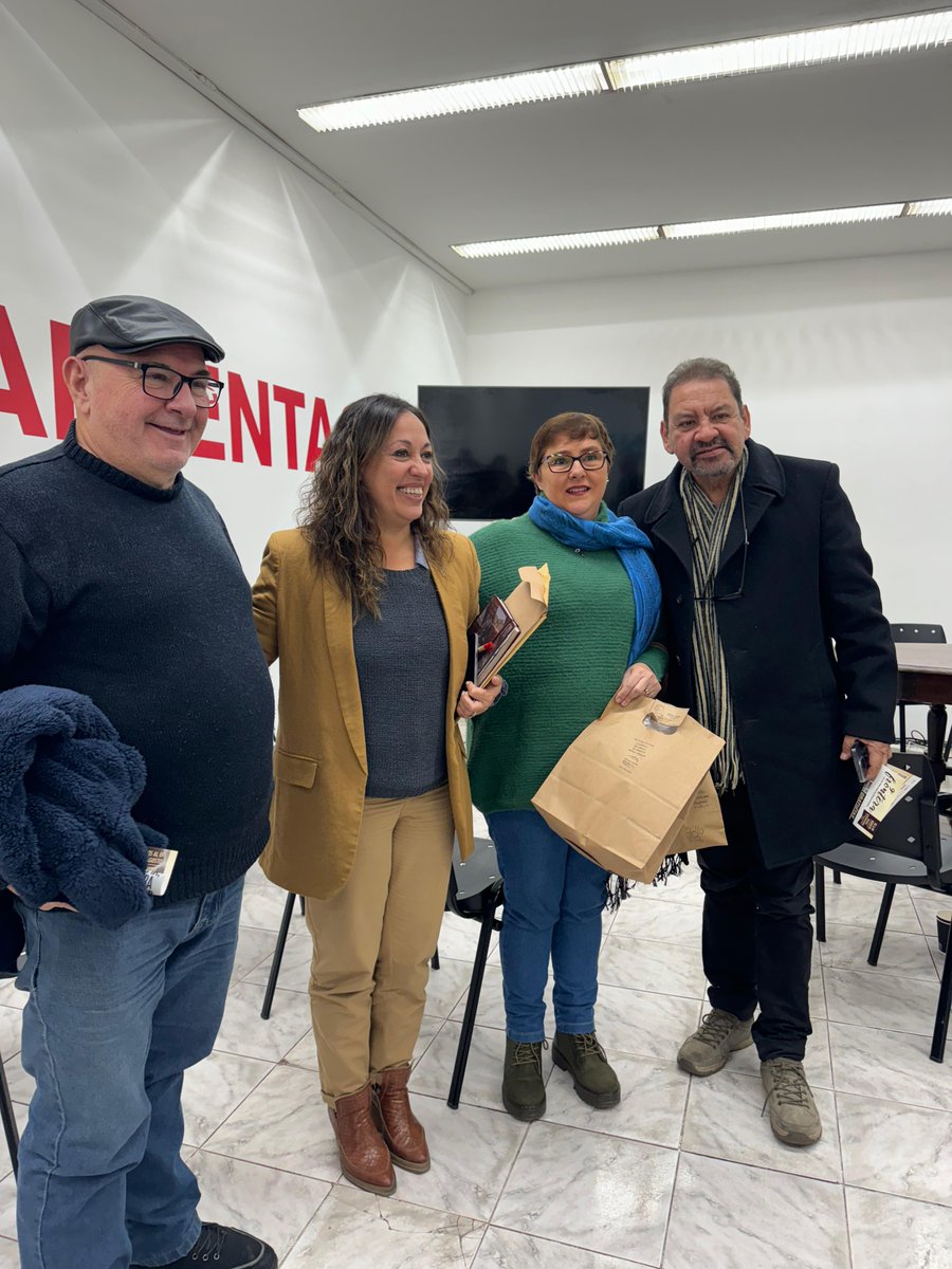 MIEM Uruguay (@miem_uruguay) on Twitter photo <a href="/FcardonaUy/">Fernanda Cardona</a> <a href="/IDR_Rivera/">Intendencia Rivera</a> <a href="/JosMazzoni/">José Mazzoni</a> <a href="/OrsiYamandu/">Yamandú Orsi</a> <a href="/compresidencia/">Presidencia Uruguay</a> Para conocer de primera mano su realidad, la ministra Cardona también se reunió con la Asociación Comercial e Industrial de Rivera, un encuentro en el que participaron empresarios de pymes y trabajadores y trabajadoras, y con la Asociación de Empresarios de la Madera y Afines. <a href="/FcardonaUy/">Fernanda Cardona</a> <a href="/IDR_Rivera/">Intendencia Rivera</a> <a href="/JosMazzoni/">José Mazzoni</a> <a href="/OrsiYamandu/">Yamandú Orsi</a> <a href="/compresidencia/">Presidencia Uruguay</a> Para conocer de primera mano su realidad, la ministra Cardona también se reunió con la Asociación Comercial e Industrial de Rivera, un encuentro en el que participaron empresarios de pymes y trabajadores y trabajadoras, y con la Asociación de Empresarios de la Madera y Afines.
