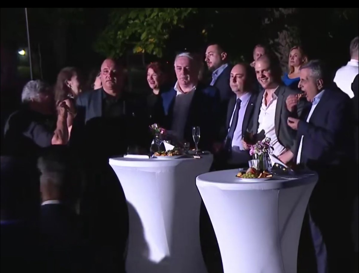 Mučno je gledati u šta se pretvorila Crna Gora! Dodjela Trinaestojulske nagrade više liči komemoraciju četničkog pokreta, ili amaterske rekonstrukcije podgoričke skupštine, nego na obilježavanje jednog od najsvetlijih datuma u crnogorskoj istoriji!

Skup sačinjen od zvanica koje