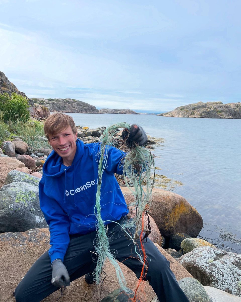 _CleanSea's tweet image. New hairstyle just dropped!
Marine debris makes very questionable extensions. 😉 But fashion aside, this rope was safely removed from the shoreline and won’t be bothering any sea creatures again. 🐠🦀
Fashion moment over. Cleanup continues. 🌊😃