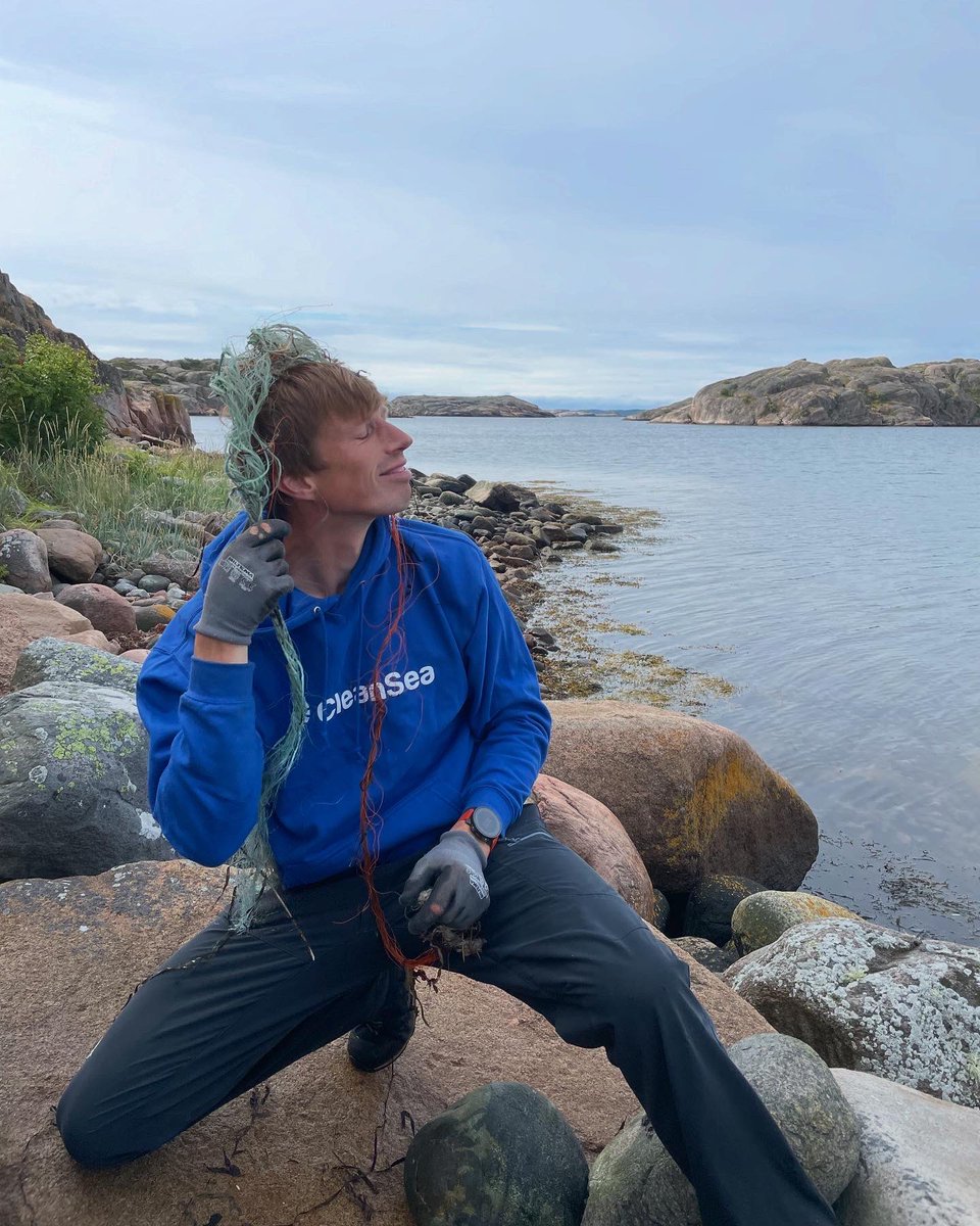 _CleanSea's tweet image. New hairstyle just dropped!
Marine debris makes very questionable extensions. 😉 But fashion aside, this rope was safely removed from the shoreline and won’t be bothering any sea creatures again. 🐠🦀
Fashion moment over. Cleanup continues. 🌊😃