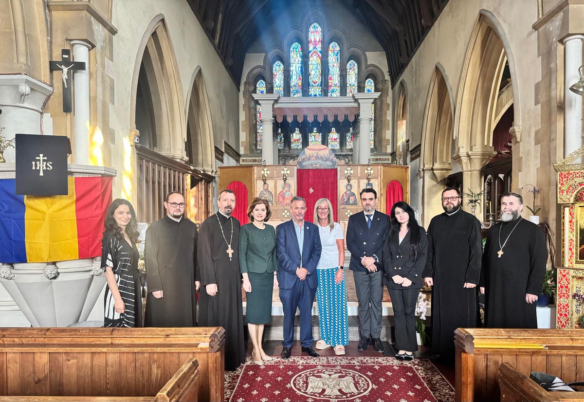Laura Popescu (@laurapopescumfa) on Twitter photo Glad to introduce Simon Escott,🇷🇴Honorary Consul in Winchester,to local officials&the 🇷🇴community.Very good talks with Lord Mayor of Portsmouth <a href="/geraldvjuk/">Gerald Vernon-Jackson 🔶️</a>&pro vice-chancellor of Univ of Portsmouth <a href="/bmehtaUK/">Bobby Mehta</a>. Lovely meeting with members of the Romanian community in Southampton. Glad to introduce Simon Escott,🇷🇴Honorary Consul in Winchester,to local officials&the 🇷🇴community.Very good talks with Lord Mayor of Portsmouth <a href="/geraldvjuk/">Gerald Vernon-Jackson 🔶️</a>&pro vice-chancellor of Univ of Portsmouth <a href="/bmehtaUK/">Bobby Mehta</a>. Lovely meeting with members of the Romanian community in Southampton.