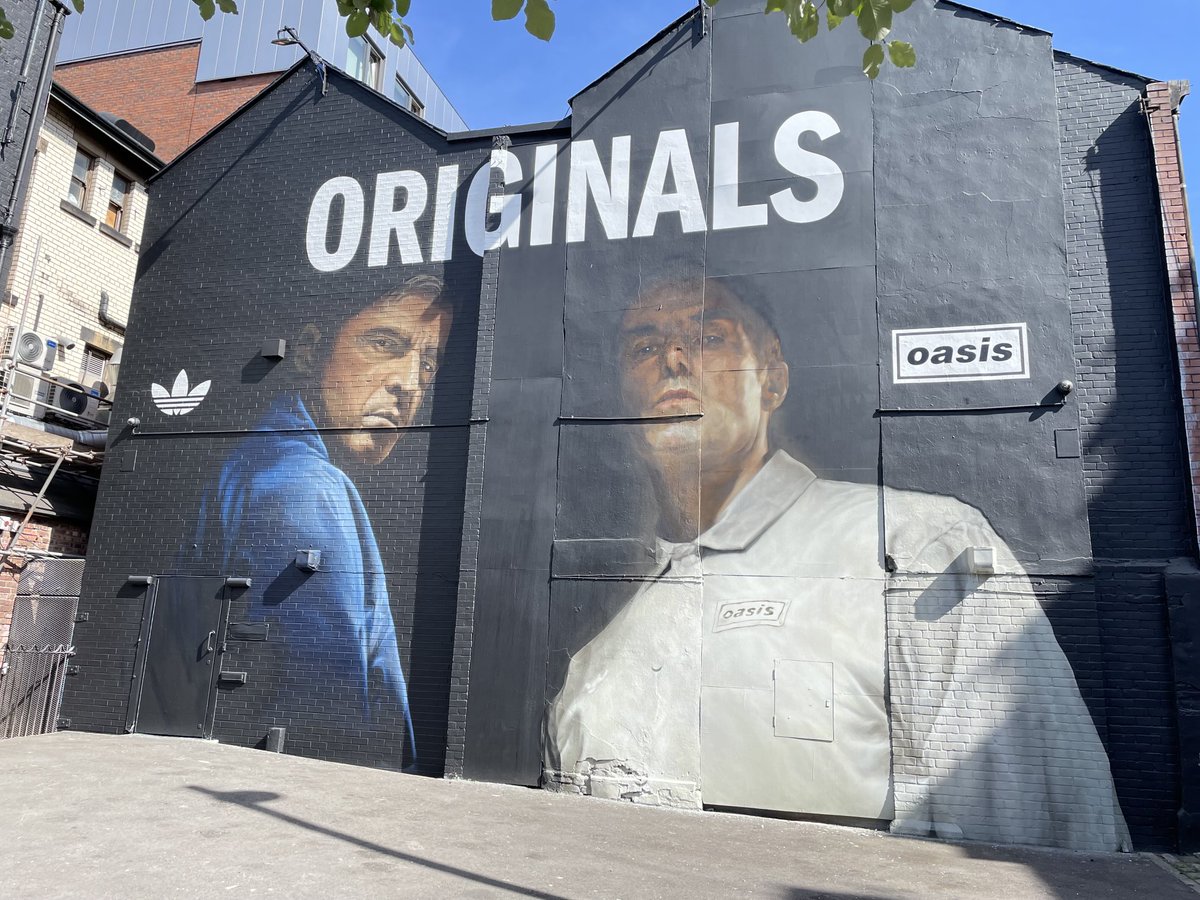 It’s finished now. Been doing it for the past couple of weeks. Most buskers are doing Oasis songs. This wall is constantly painted on all sorts of ways and I keep walking past to see the new look.