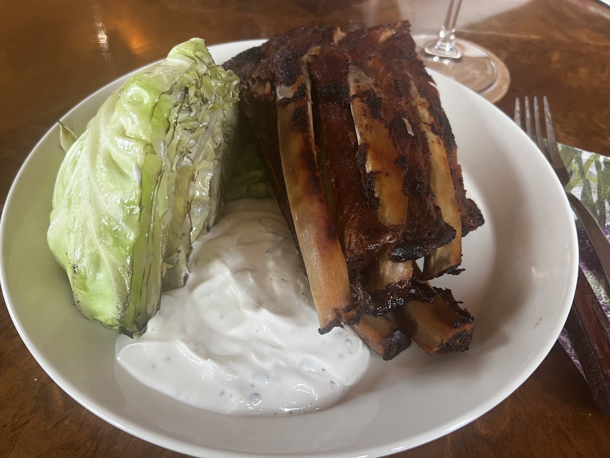 Sadepäivän grilliruokaa, ribbsejä ja kaalia.