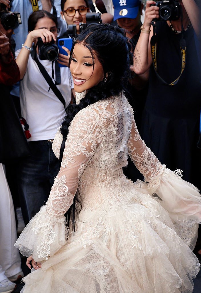 infocardib's tweet image. FASHION ICON! Cardi B entregou mais um look divino hoje, em Paris, durante a semana de alta-costura. 👑
