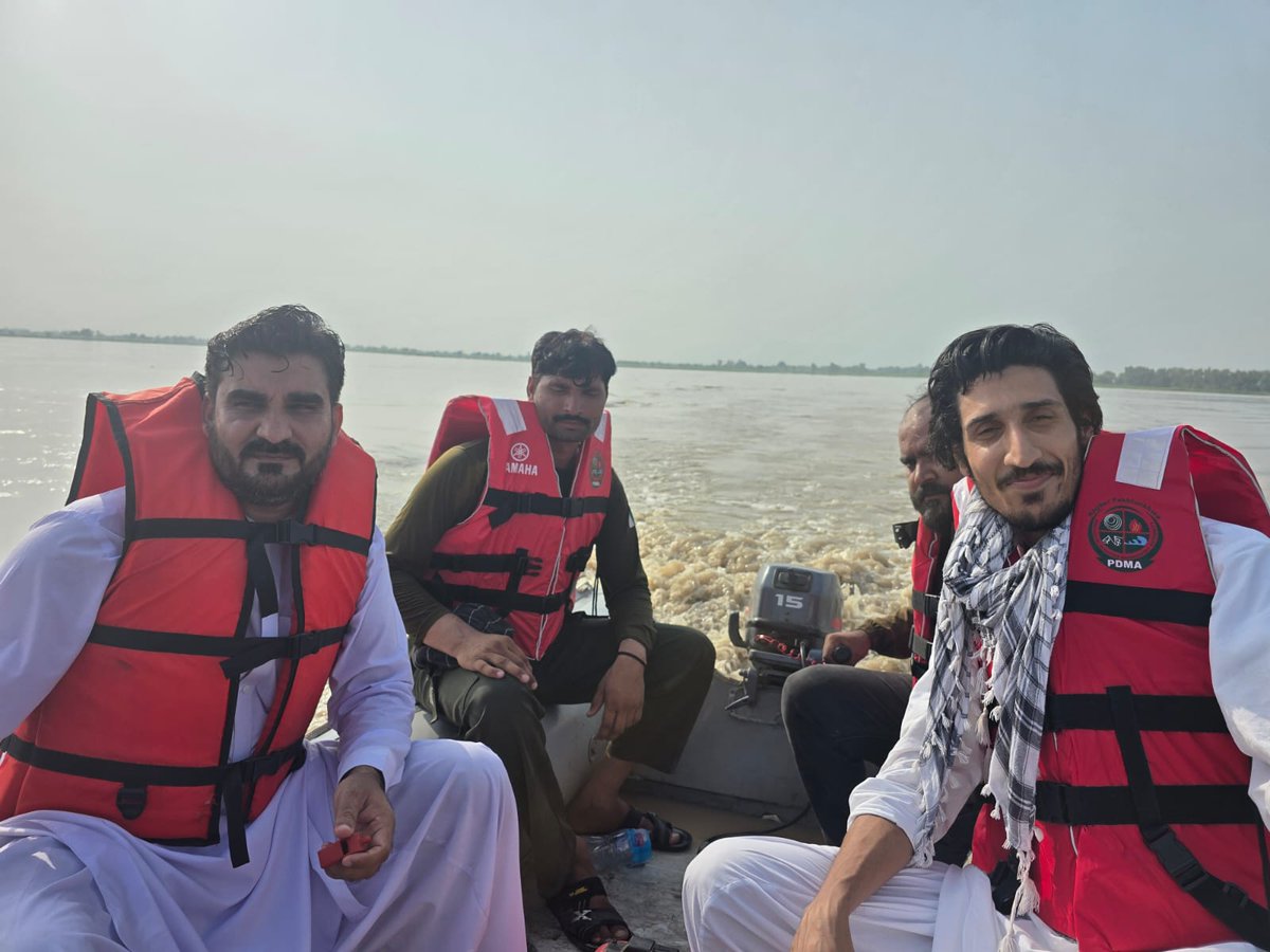 1122Dikhan's tweet photo. ریسکیو1122 ڈیرہ اسماعیل خان 

ڈیرہ: ڈسٹرکٹ ایمرجنسی آفیسر انجینئر فصیح اللہ اور اسسٹنٹ کمشنر پہاڑپور ڈاکٹر حامد کی نگرانی میں ریسکیو1122 ڈیرہ کی غوطہ خور ٹیم کا تحصیل پہاڑ پور میں دریائے سندھ کے کنارے مونسون اور متوقع سیلابی صورتحال سے نمٹنے کے لیے فرضی مشقوں کا انعقاد کیا گیا. https://t.co/MMI33dcWYm