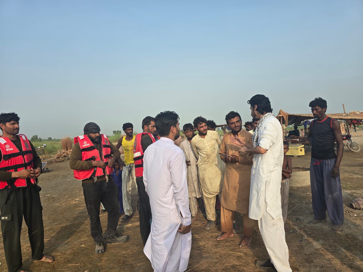 1122Dikhan's tweet photo. ریسکیو1122 ڈیرہ اسماعیل خان 

ڈیرہ: ڈسٹرکٹ ایمرجنسی آفیسر انجینئر فصیح اللہ اور اسسٹنٹ کمشنر پہاڑپور ڈاکٹر حامد کی نگرانی میں ریسکیو1122 ڈیرہ کی غوطہ خور ٹیم کا تحصیل پہاڑ پور میں دریائے سندھ کے کنارے مونسون اور متوقع سیلابی صورتحال سے نمٹنے کے لیے فرضی مشقوں کا انعقاد کیا گیا. https://t.co/MMI33dcWYm