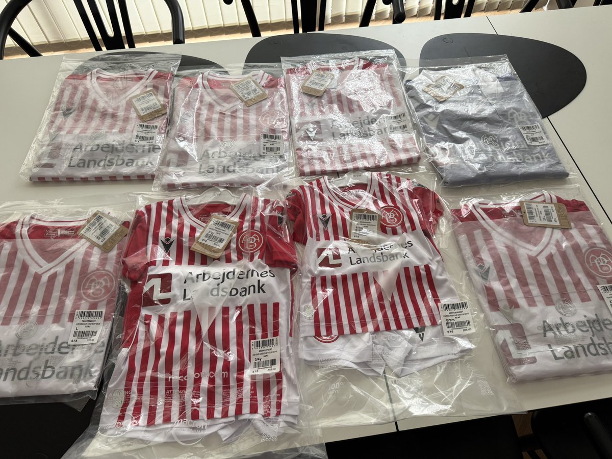 Jeg har sku købt nyt tøj til familien…..😁😁 #AaB #Imedgangogmodgang #Logoetvedhjertet #Traditionerigenerationer #1885