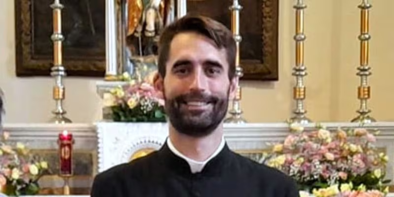 padrehayen's tweet photo. El padre Matteo Balzano, italiano, en días pasados se quitó la vida. Muchas personas en redes sociales están escandalizadas por tratarse de un sacerdote. Lecciones que podemos aprender:

1. Orar por su alma y evitar juicios condenatorios. Sólo Dios es el Juez que decide el destino de cada persona. En momentos de desconcierto nos corresponde, como Iglesia, orar en el dolor y la caridad.

2. Los sacerdotes no somos ángeles sino seres humanos, cada uno con su propia historia de gozos, esperanzas, tristezas y experiencias difíciles. En el ministerio nos enfrentamos a situaciones que nos dan muchísimas alegrías, y a otras que requieren tener mucha madurez para poder manejar situaciones de dolor que son bastante complejas. También necesitamos descansar con nuestra familia, amigos, y tener sanas distracciones que reparen nuestras fuerzas.

3. No idealicemos a los sacerdotes. Como toda persona humana podemos atravesar por crisis de salud mental y momentos de mucha oscuridad interior. No suele suceder, pero conozco sacerdotes que van al psiquiatra o al psicólogo porque quieren mejorar su salud mental. Estas herramientas para mejorar la salud mental son positivas porque tienen su origen en Jesús, quien es médico del cuerpo, la mente y el alma de la persona, y que en su providencia las ha dejado para curarnos.