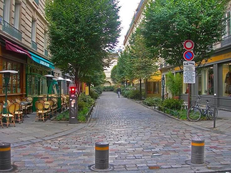 Rue des Rosiers, en París. Árboles, sombra, gente paseando, terrazas... 
Una calle viva. Humana. Digna.

Y sin embargo, si propones algo así en tu ciudad, los gestores fruncen el ceño.
Será que les ofende tanta dignidad urbana.

No es que no se pueda hacer. Es que demuestra que
