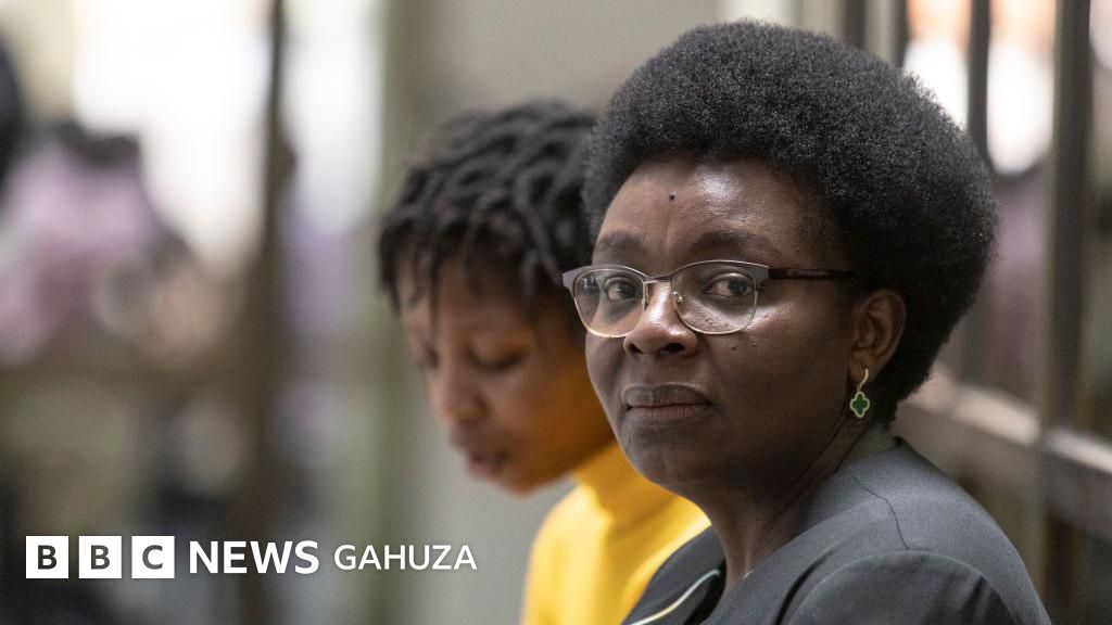 Mu #Rwanda urukiko rw'ibanze rwa #Kicukiro rwatangiye kuburanisha urubanza ku ifunga n'ifungurwa ry'agateganyo rya #IngabireVictoire. Aregwa gushaka guhirika ubutegetsi bwa #Kigali bbc.in/3IgjDmm