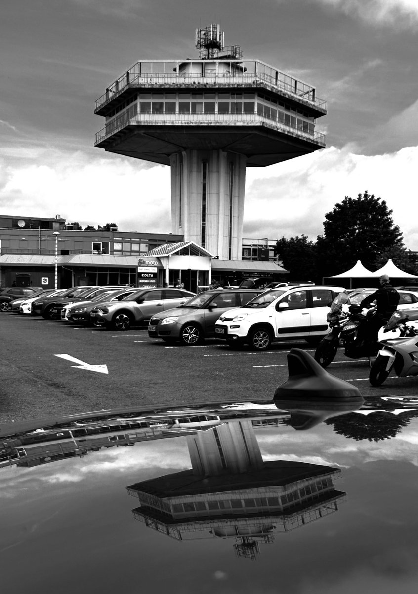 UpTheRavens's tweet photo. Is there a more iconic service station than this?
#Forton
#M6 https://t.co/TSw1FgNC8P