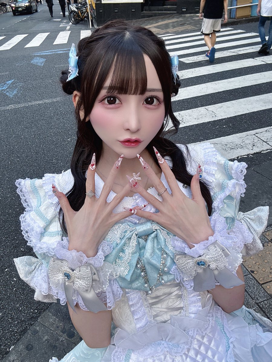 この一時間後、エプロンもパニエも脱ぎ捨てて大泥酔して床にころがって立ち上がれなくなってオタクの顔みて安心し涙して、また酒で汚点作ってしまったキラキラコンカフェ嬢😨🤢🤮✨✨✨✨✨ https://t.co/aFdtGsTpi9