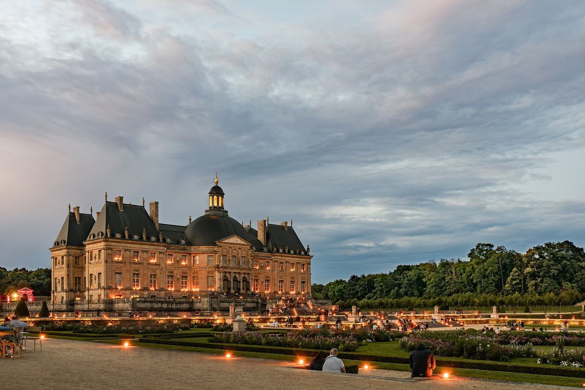 🔥✨ Ready to experience a magical night?
Every Saturday in summer, the @chateauvlv lights up with the glow of 2,000 candles 🕯
A magical atmosphere, illuminated gardens and a grandiose fireworks display to end the evening in style 🎇
📸 Alain Legrand
#visitparisregion
